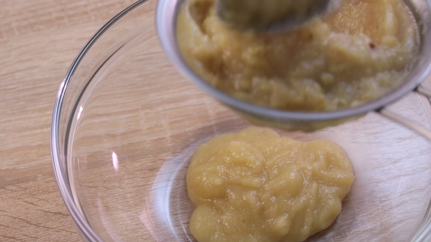 в миске уксус ссолью и сахаром
