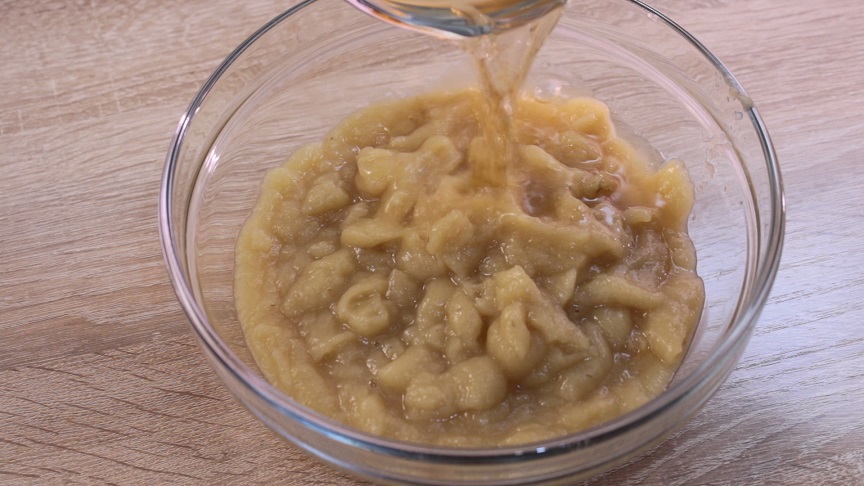 в миске уксус ссолью и сахаром