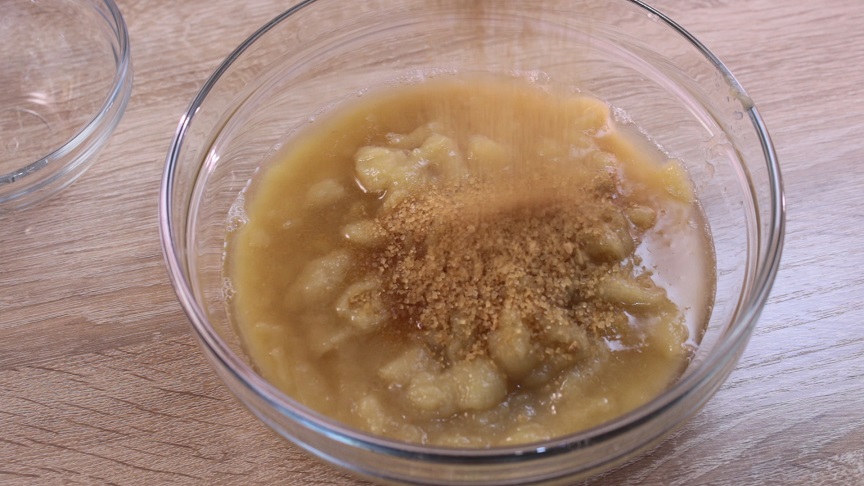 в миске уксус ссолью и сахаром