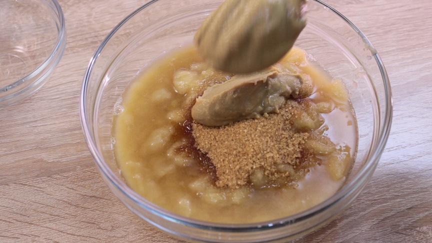 в миске уксус ссолью и сахаром