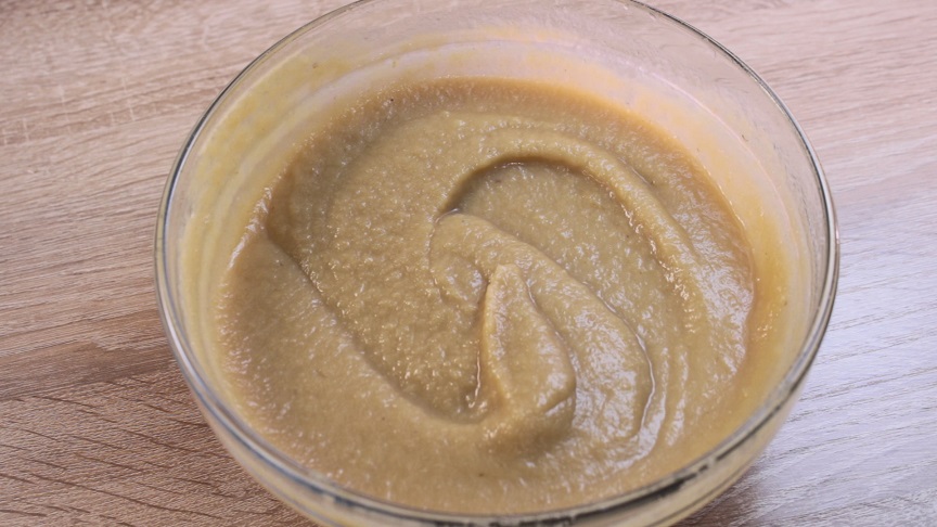 в миске уксус ссолью и сахаром