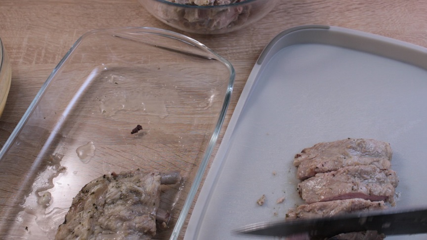 в миске уксус ссолью и сахаром