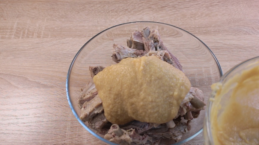 в миске уксус ссолью и сахаром