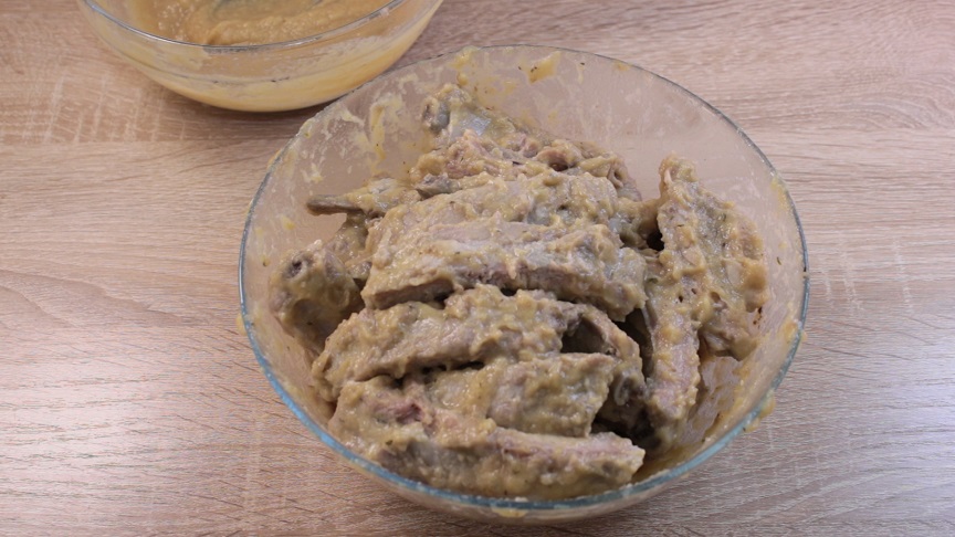 в миске уксус ссолью и сахаром