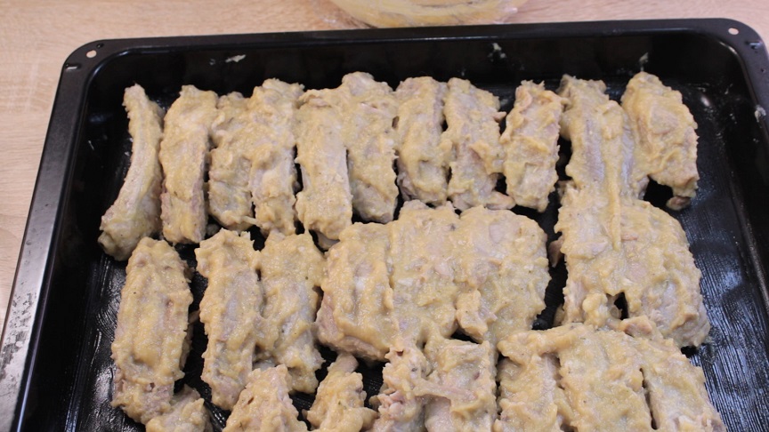 в миске уксус ссолью и сахаром