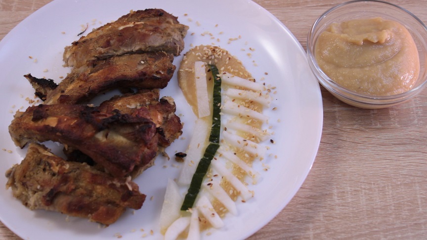 в миске уксус ссолью и сахаром