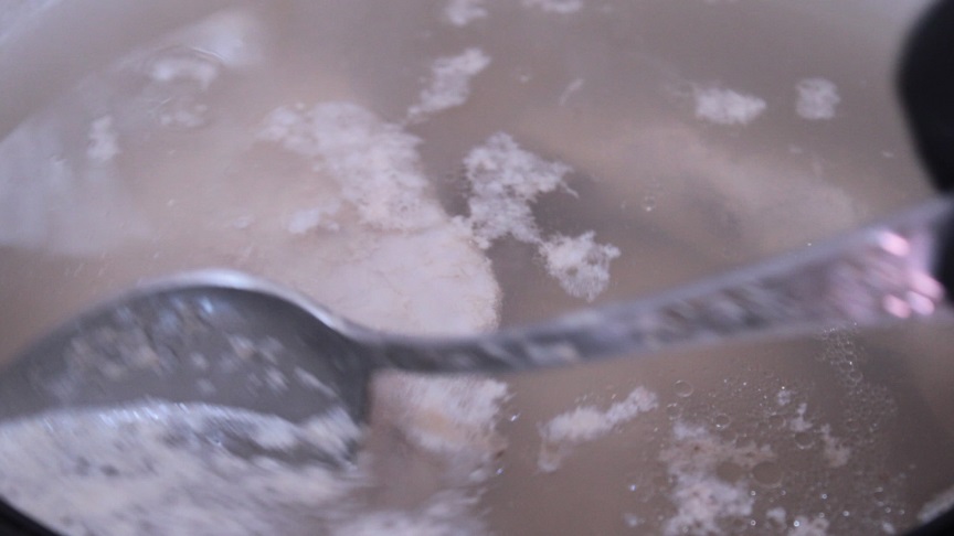 в миске уксус ссолью и сахаром