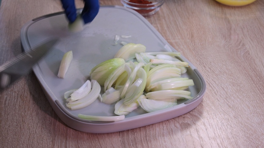 на сковороде в сливочном масле жарится нарезанный лук репчатый