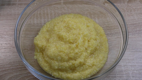 в стеклянной миске варёная кукурузная каша