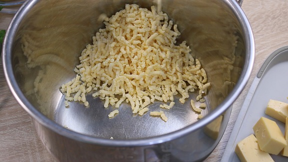 измельченный через мясорубку твердый сыр