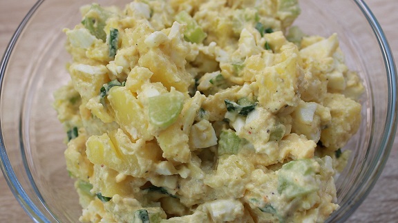 готовый салат из картофеля, яиц, сельдерея,рассольной салатной заправки