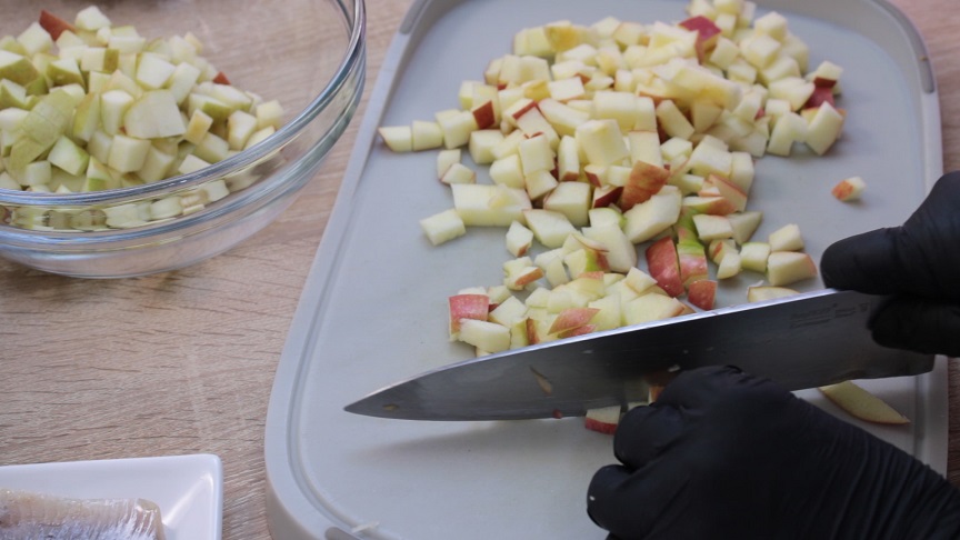 лук репчатый мелко нарезать 