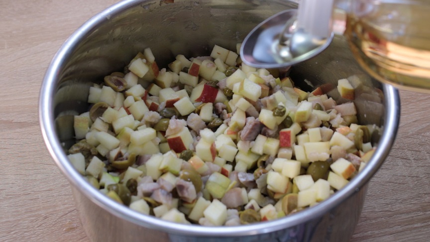 в миске уксус ссолью и сахаром