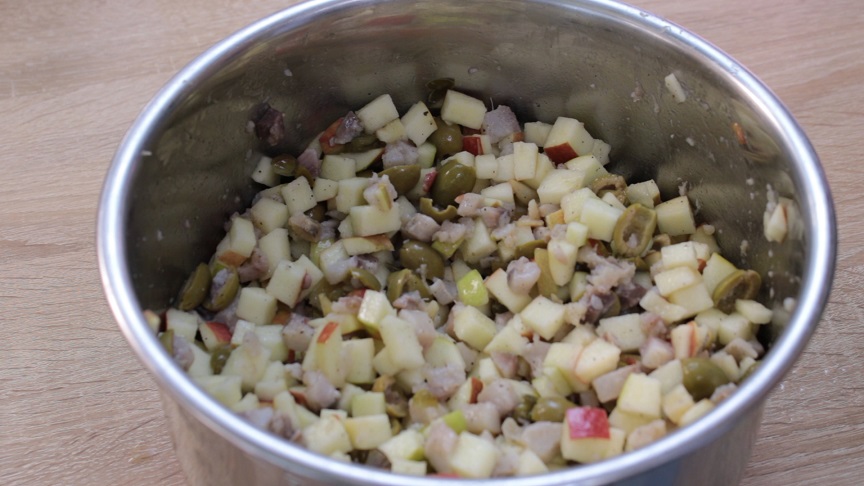 в миске уксус ссолью и сахаром