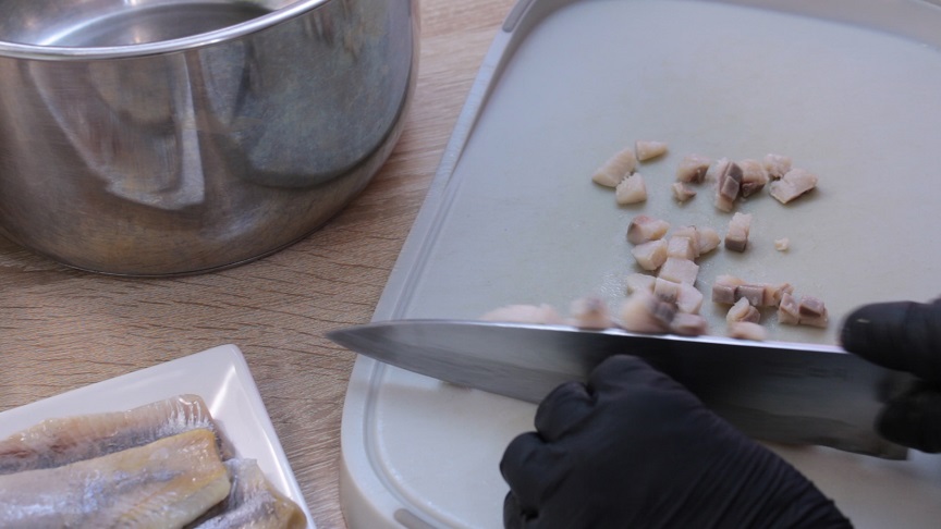 в миске уксус ссолью и сахаром