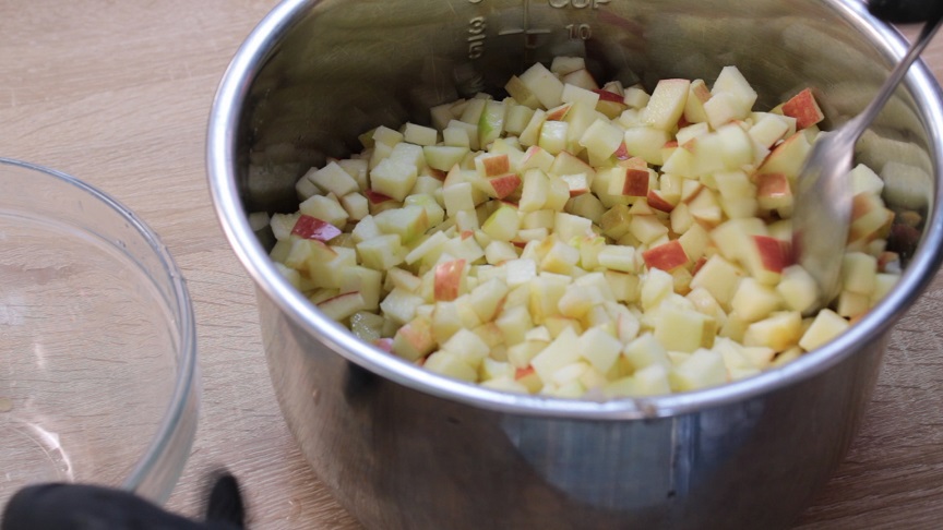 в миске уксус ссолью и сахаром