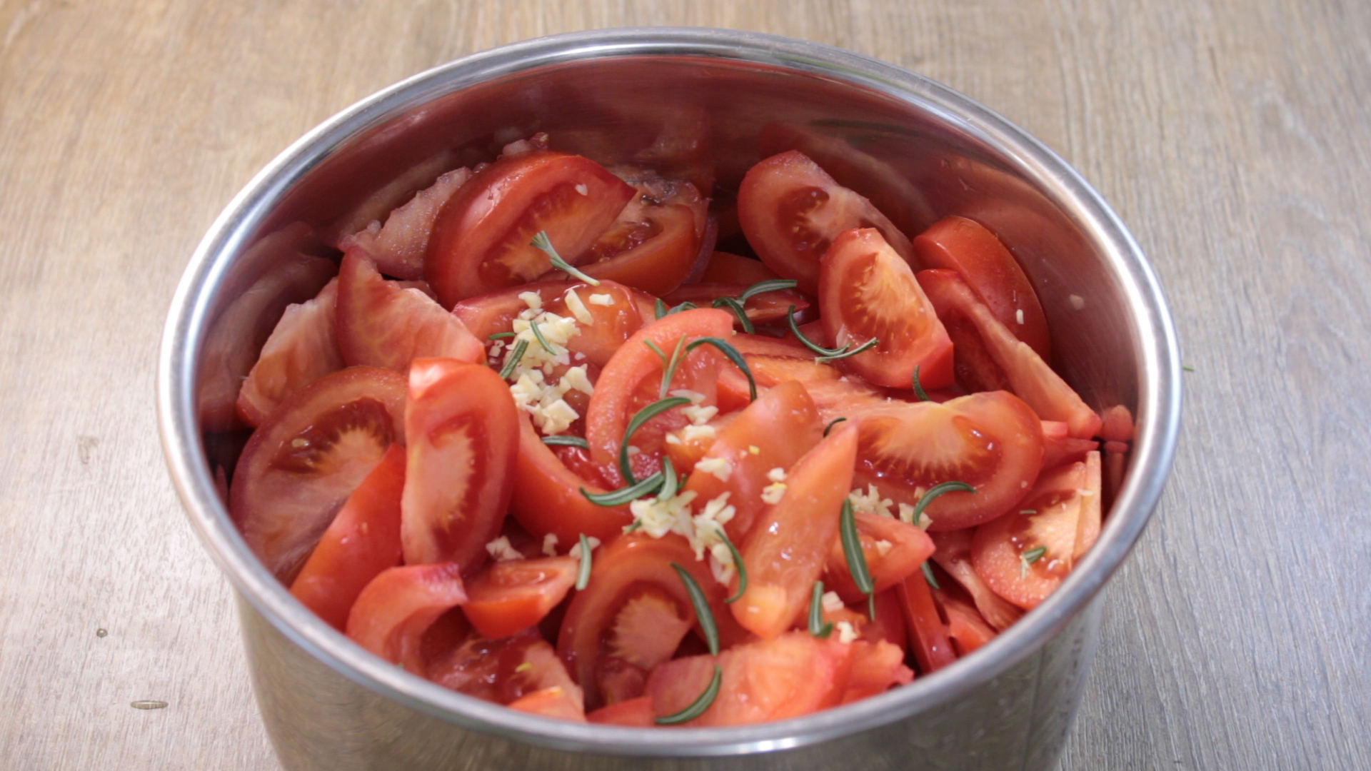 листики розмарина в миске с овощами