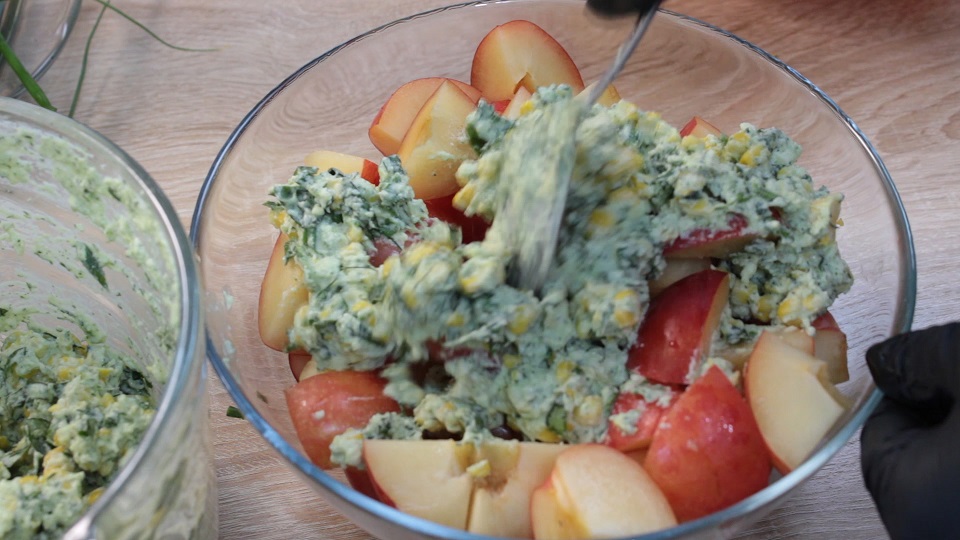 в миске уксус ссолью и сахаром