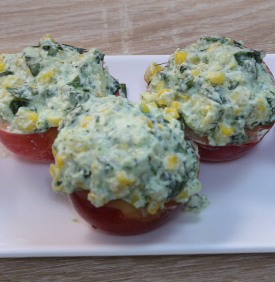 в миске уксус ссолью и сахаром