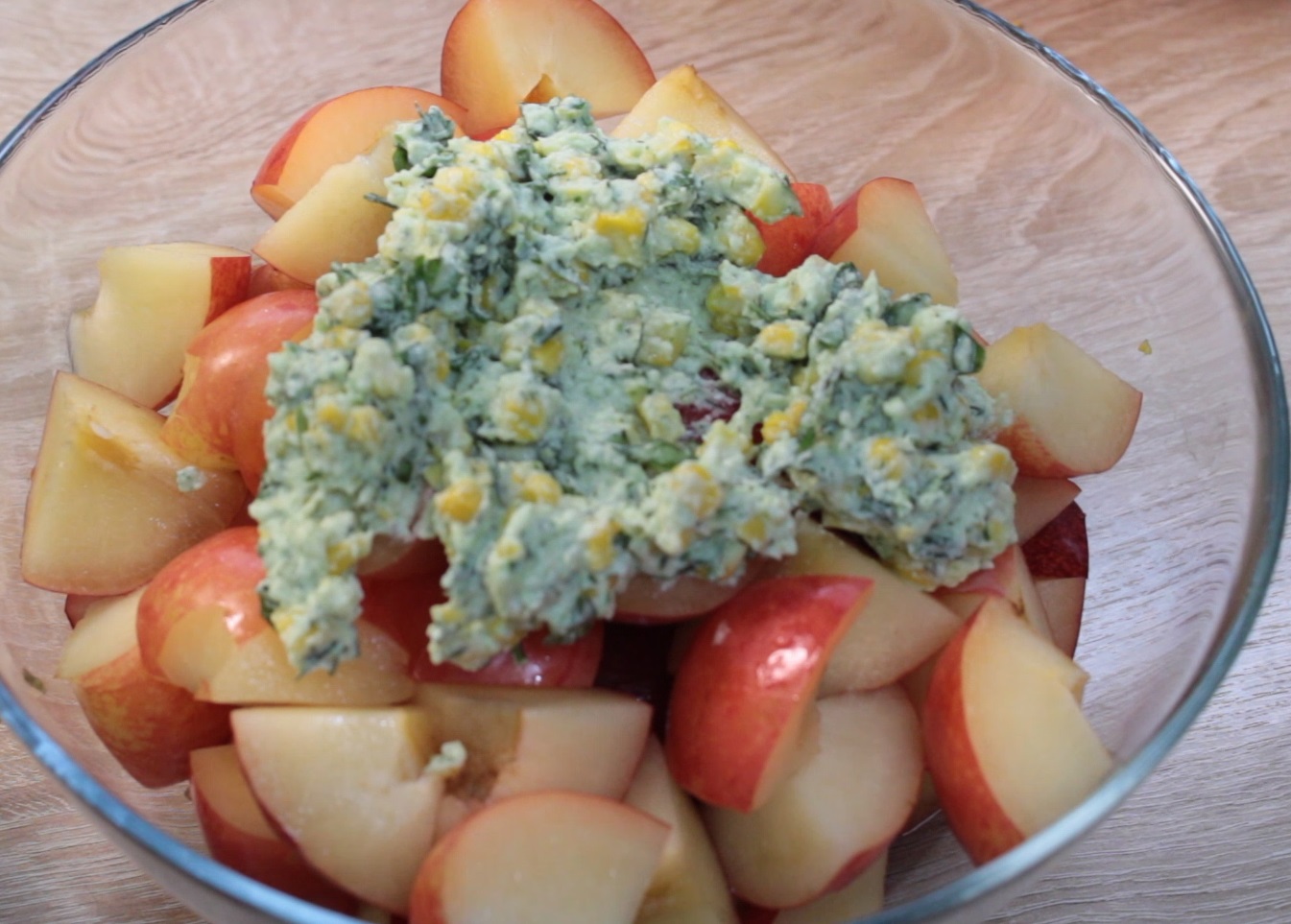 готовый салат из слив, мягкого сыра,кукурузы и зелени