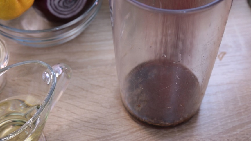 в миске уксус ссолью и сахаром