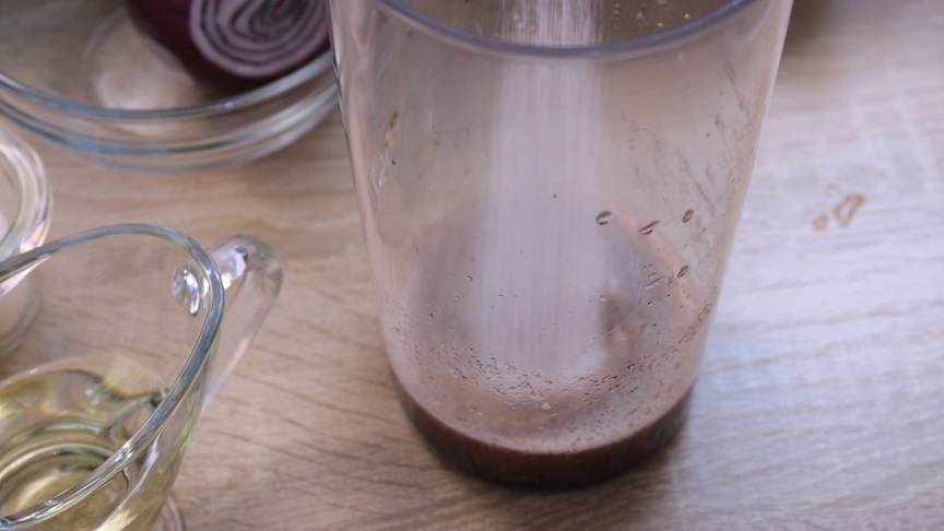 в миске уксус ссолью и сахаром