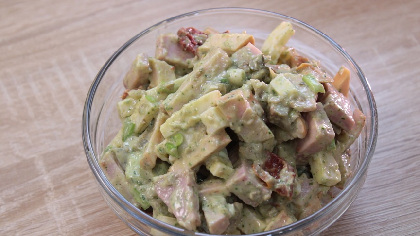 готовый готовый салат из копченой курицы с майонезом из базилика в миске