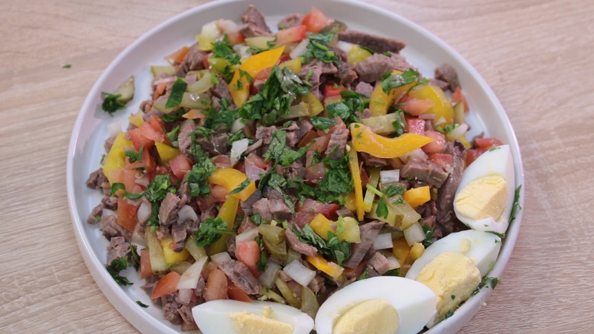 салат украсить петрушкой и разрезанным яйцом