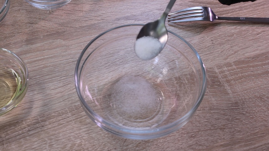 в миске уксус ссолью и сахаром