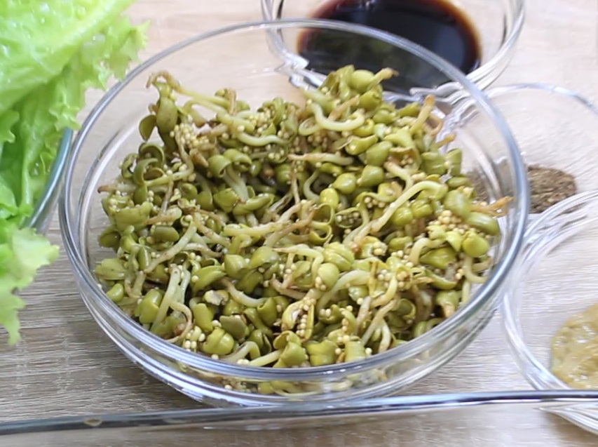 маринованные ростки в миске