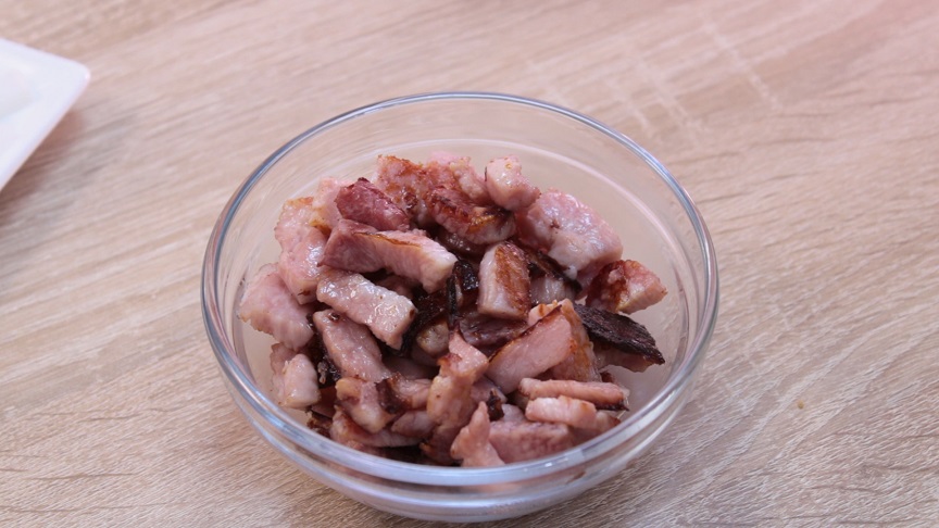 в миске уксус ссолью и сахаром