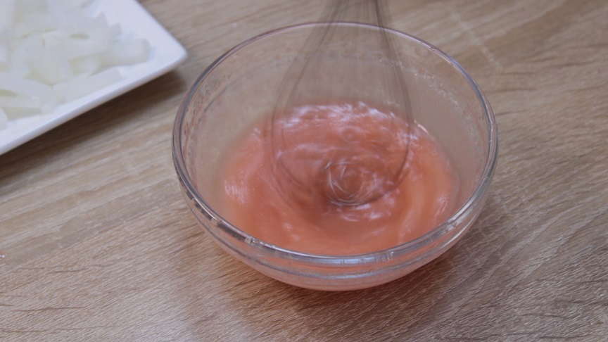 в миске уксус ссолью и сахаром