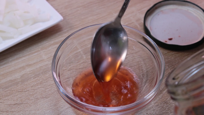 в миске уксус ссолью и сахаром