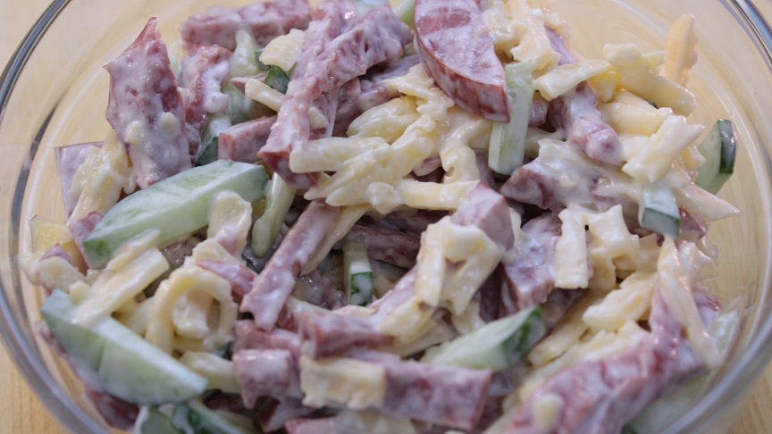 готовый салат из колбасы с огурцом и сыром