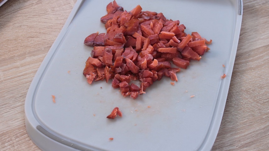 нарезать рыбу мелкими кубиками