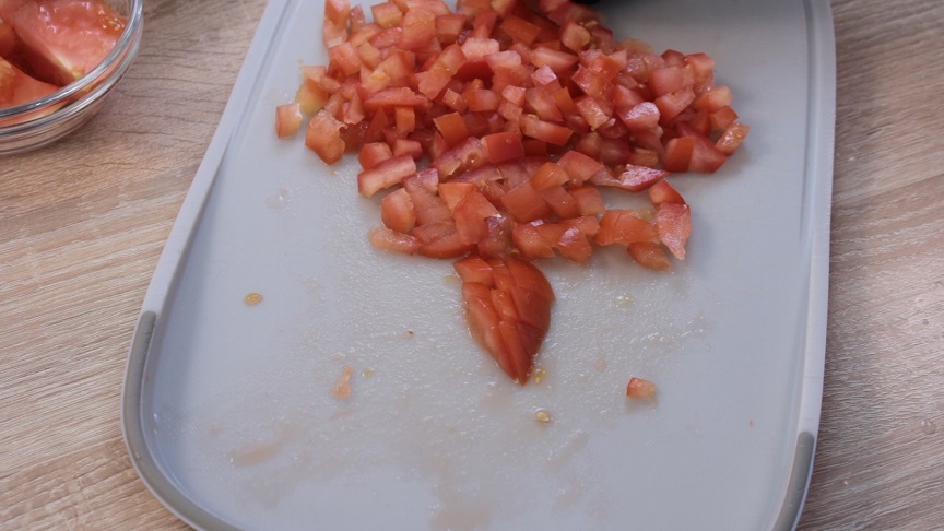 нарезать помидоры мелкими кубиками