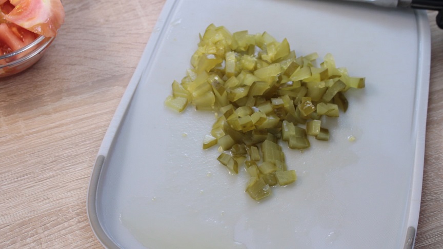 нарезать соленые огурцы мелкими кубиками