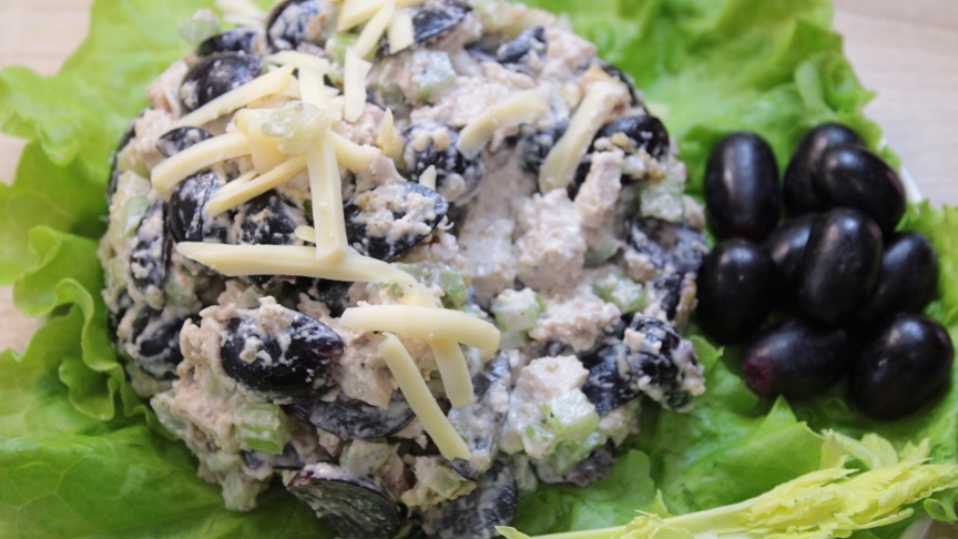 готовый салат из курицы и винограда