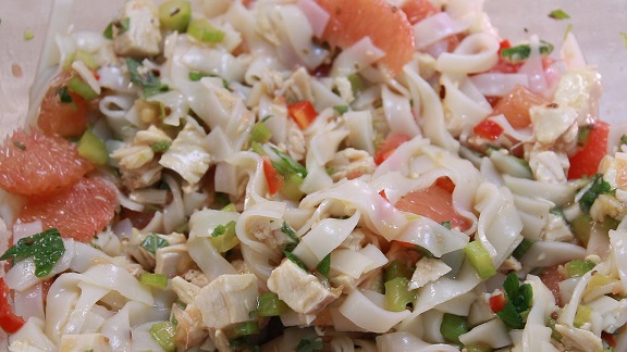 готовый салат с лапшой и апельсинами