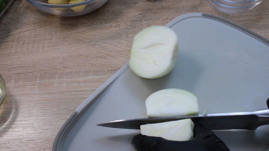 в миске уксус ссолью и сахаром