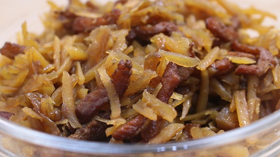 готовый салат из картофеля и мяса с соевым соусом и специями
