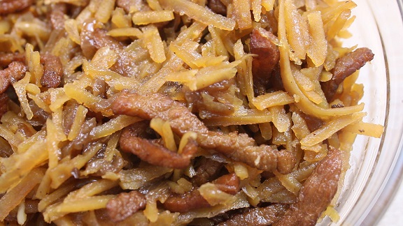 на столе в стелянных мисках стоят отваренные картофель и утиные желудки