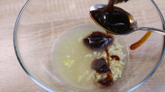 в глубокой миске творожный крем со вкусом креветки и зелени