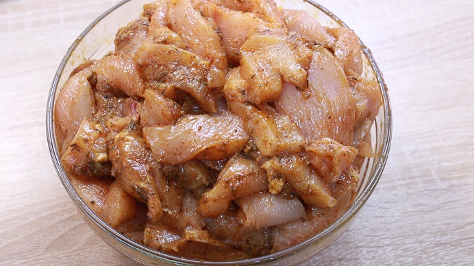 нарезанное филе курицы замаринованное