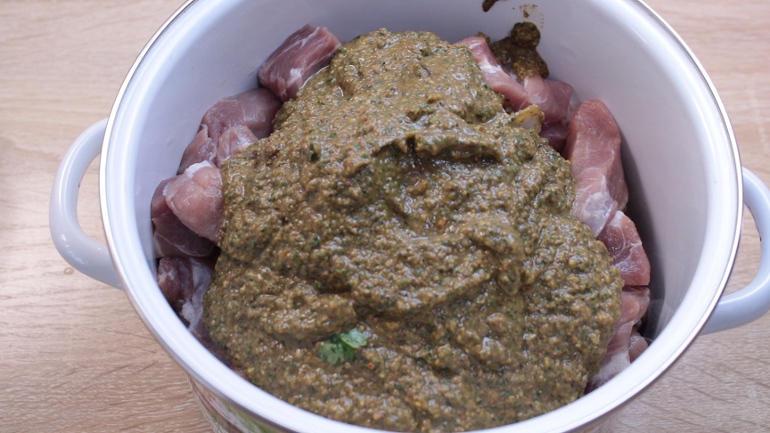 мясо с маринадом в кастрюле перед перемешиванием 
