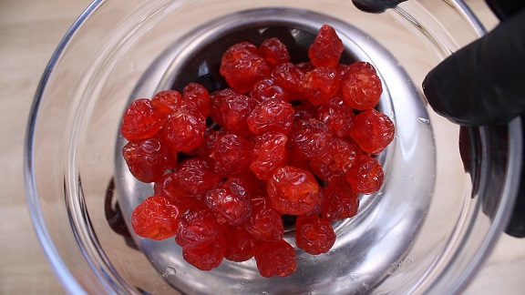 в глубокой миске творожный крем со вкусом креветки и зелени