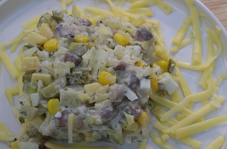 готовый салат из селедки и ананаса