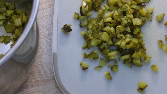 нарезанные маринованные огурцы