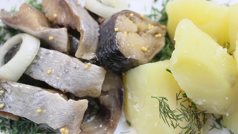 готовая маринованная селедка