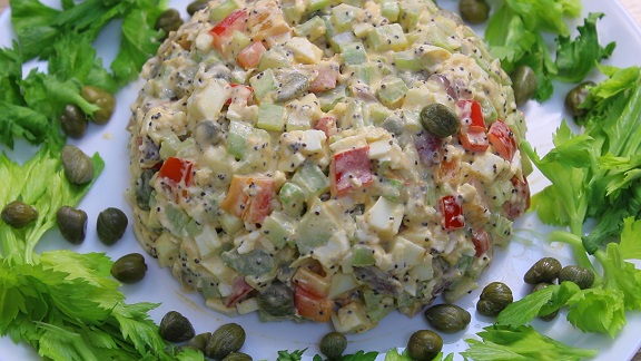 готовый яичный салат с маковой заправкой